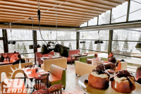 foto Un restaurant cu mancare traditionala si terasa retractabila moderna: Vatra Regala din Predeal