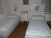  Attache