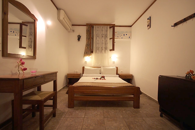 SANTORINI Deals - SMARAGDI HOTEL SANTORINI (PERIVOLOS) 3*, charter din Bucuresti !
