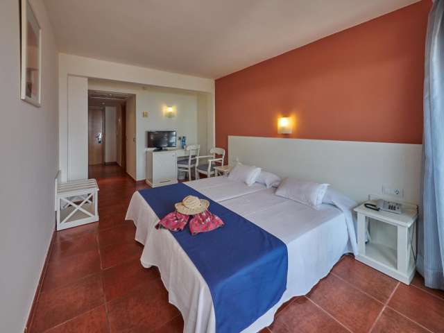 Sejur de 7 nopti la plaja in Mallorca la doar 498 euro,avion din Bucuresti!!Hotel Na Forana 4*