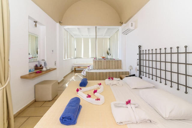 Sejur in Santorini: 580 euro cazare 7 nopti cu mic dejun+ transport avion+ toate taxele
