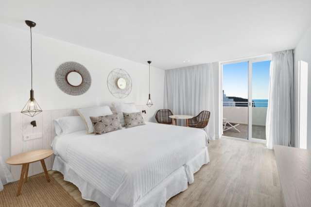  Vacanta de vara la plaja in Ibiza la doar 1378 euro,avion din Bucuresti !!!Barcelo Portinatx 4*
