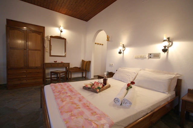 SANTORINI Deals - SMARAGDI HOTEL SANTORINI (PERIVOLOS) 3*, charter din Bucuresti !