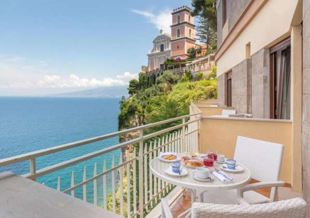 Super oferta de Paste pe Coasta Sorrento de la doar 480 euro/pers. Zbor low cost din Bucuresti!