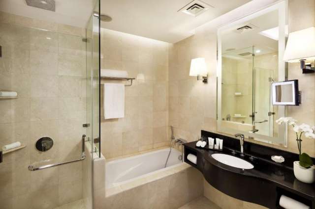 LAST MINUTE QATAR  HOTEL   Crowne Plaza Doha West Bay  5* BB AVION SI TAXE INCLUSE TARIF 837 EURO
