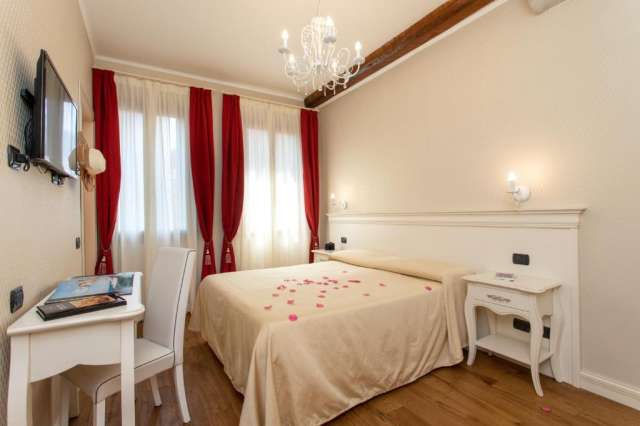 Last Minute - Venetia de Carnaval / Charming Palace Santa Fosca 3* - plecare din Budapesta in 09.02