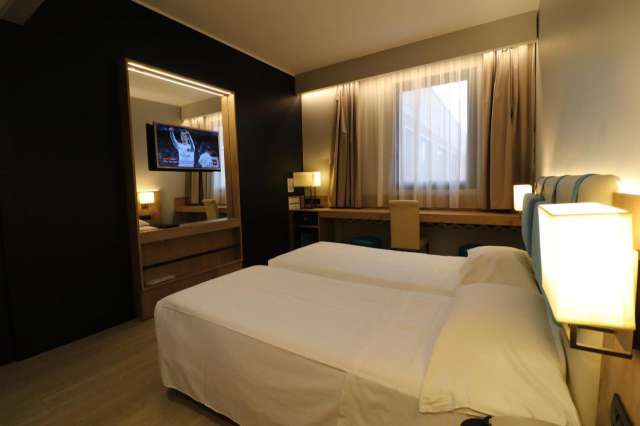 SUPER OFERTA CITY BREAK MILANO CU PLECARE DIN IASI (I.I)