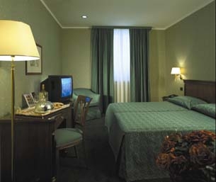 Petrece 1 mai la Napoli de la 385 euro/pers, zbor din Bucuresti