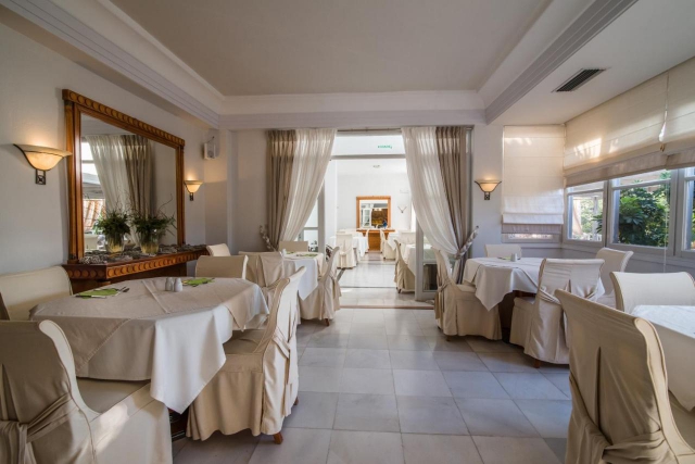 Sejur in Santorini: 580 euro cazare 7 nopti cu mic dejun+ transport avion+ toate taxele