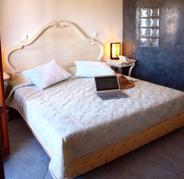 SANTORINI Deals - SMARAGDI HOTEL SANTORINI (PERIVOLOS) 3*, charter din Bucuresti !