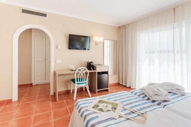Sejur la plaja in Costa Brava la doar 789 euro,avion din Bucuresti!!!Hotel DWO Les Palmeres 4*demipensiune