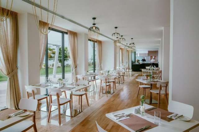 Revelion in Cipru: de la 699 euro cazare 7 nopti cu demipensiune+ transport avion+ toate taxele