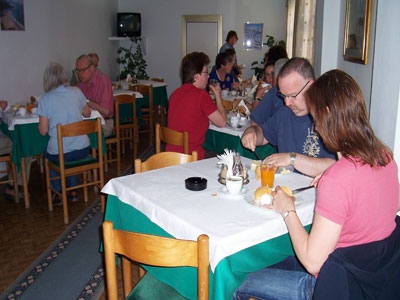 CITY BREAK TIRANA 💐🌷PETRECE 1 MAI IN INIMA ALBANIEI🌹🌺ZBOR DIN BUCURESTI📍🗺️