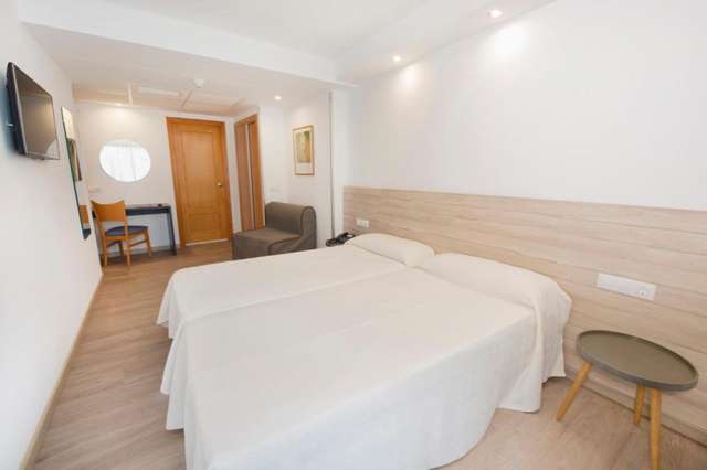 Vacanta de vara la plaja in Benidorm la doar 856 euro,avion din Cluj!!!  Hotel Montemar 