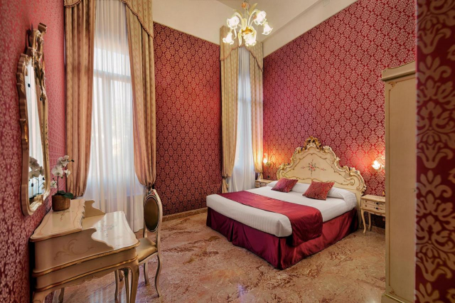 Ultimele 4 locuri!!!Valentine s Day in Venetia la doar 309 euro,avion din Cluj !!! Tre Archi 3*