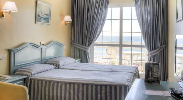 DEAL COSTA DEL SOL VILA DE LAREDO HOTEL 3*  MIC DEJUN PRET 786 EURO PLECARE IN 17.10.2026