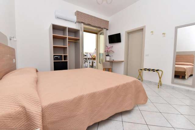 COASTA AMALFITANA - 7 nopti cazare cu mic dejun + bilet avion Craiova + taxe aeroport + transfer = 629 euro/pers