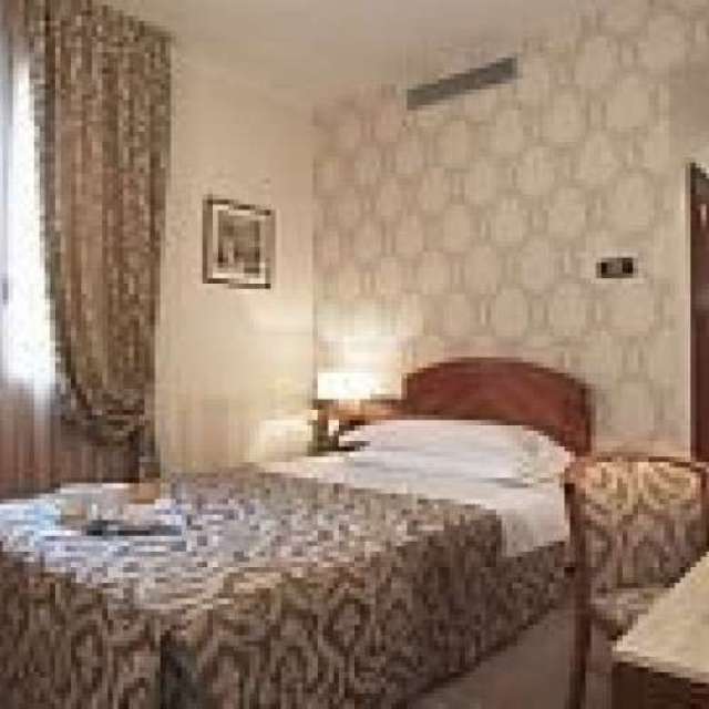 City Break Bologna de 1 Mai + excursie la Muzeul Ferrari in Maranello si Modena , sejur 4 nopti, plecare din Cluj Napoca(LP)