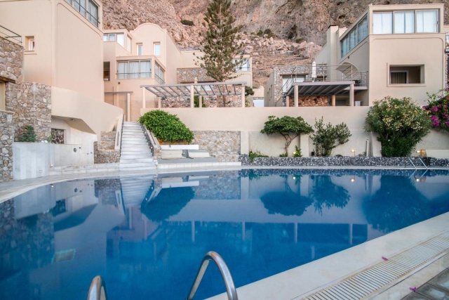 Sejur in Santorini: 580 euro cazare 7 nopti cu mic dejun+ transport avion+ toate taxele