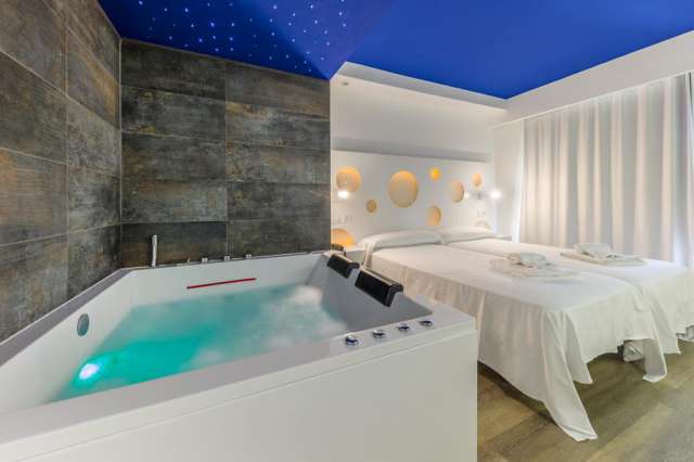 ULTRA LAST MINUTE PALMA DE MALLORCA  TRITON BEACH 4*****  ZBOR DIRECT DIN OTOPENI  CU TAXE INCLUSE