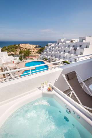  Vacanta de vara la plaja in Ibiza la doar 1378 euro,avion din Bucuresti !!!Barcelo Portinatx 4*