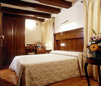 LAST MINUTE - CITY BREAK VENETIA, sejur 3 nopti cu plecare din Bucuresti, BONUS bilet pentru tur cu Gondolă artizanală (DR)