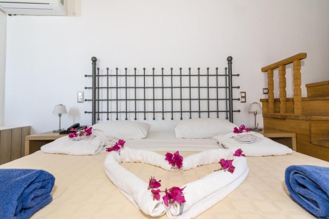 Sejur in Santorini: 580 euro cazare 7 nopti cu mic dejun+ transport avion+ toate taxele