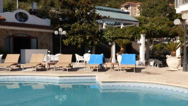  COASTA AMALFITANA - 7 nopti cazare 4* cu mic dejun + bilet avion Craiova + taxe aeroport + transfer = 719 euro/pers