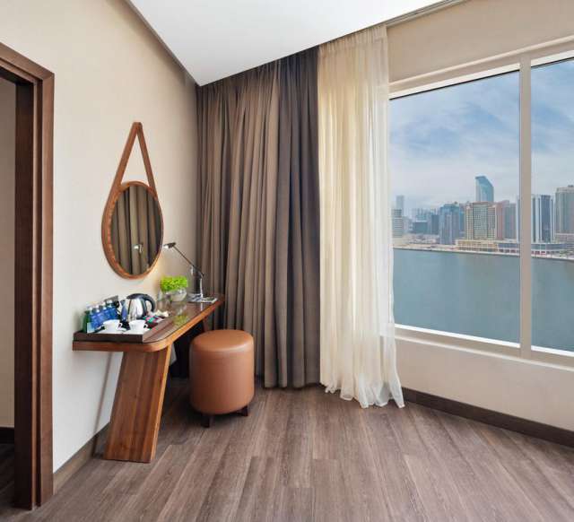 Ultimele 6 locuri!!!Sejur la plaja in Dubai la doar 888 euro,avion din Bucuresti! Radisson Blu Hotel Dubai Canal View