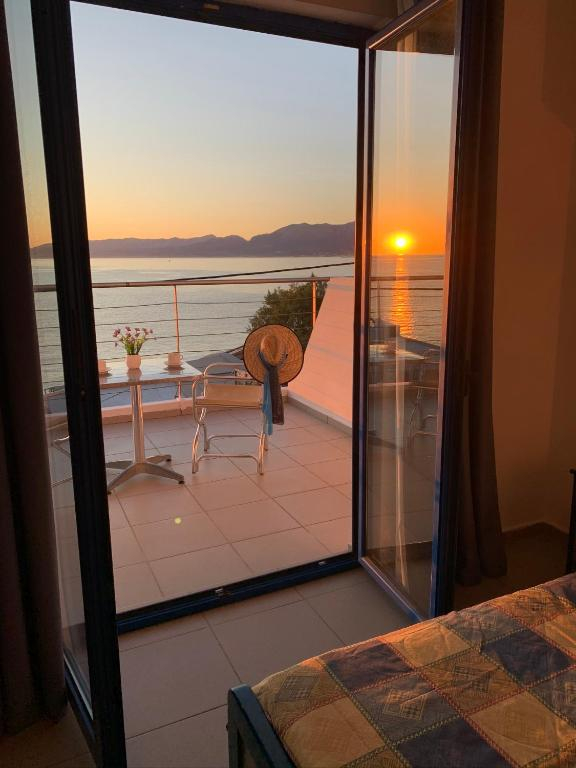 13.07 avion Bucuresti, Grecia Heraklion, Kassavetis Center - Hotel Studios and Apartments 469 EURO, 7 nopti, Fara masa