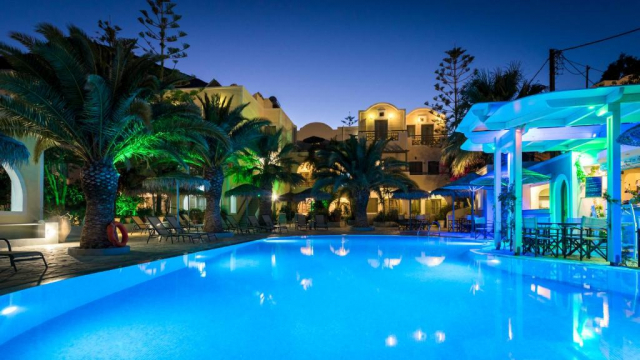 11.07 avion Bucuresti, Grecia Kamari, Zephyros Hotel 659 EURO, 7 nopti, Mic dejun inclus