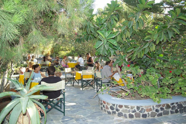 11.07 avion Bucuresti, Grecia Kamari, Zephyros Hotel 659 EURO, 7 nopti, Mic dejun inclus