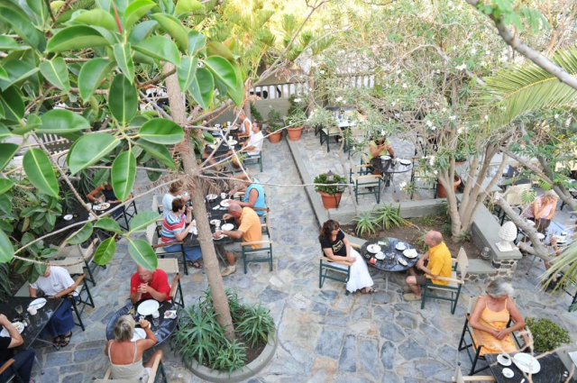 11.07 avion Bucuresti, Grecia Kamari, Zephyros Hotel 659 EURO, 7 nopti, Mic dejun inclus
