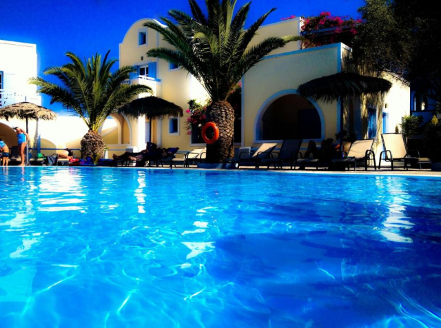 11.07 avion Bucuresti, Grecia Kamari, Zephyros Hotel 659 EURO, 7 nopti, Mic dejun inclus