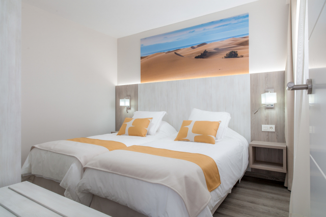 20.09 avion Bucuresti, Spania Playa del Ingles, Corona Roja Aptos 577 EURO, 7 nopti, Mic dejun inclus