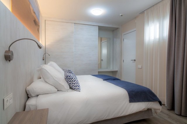 20.09 avion Bucuresti, Spania Playa del Ingles, Corona Roja Aptos 577 EURO, 7 nopti, Mic dejun inclus