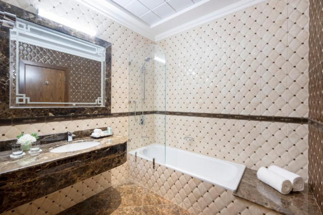 13.04 avion Bucuresti, Qatar Doha, La Maison Hotel Doha 685 EURO, 7 nopti, Mic dejun inclus