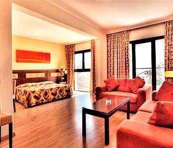 08.03 avion Bucuresti, Cipru - Zona Larnaca Larnaca, Hotel Livadhiotis City 518 EURO, 7 nopti, Mic dejun inclus