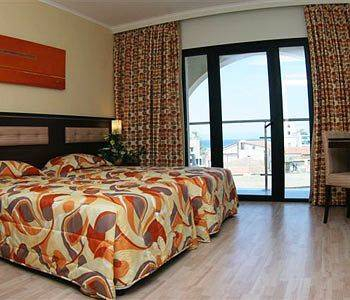 08.03 avion Bucuresti, Cipru - Zona Larnaca Larnaca, Hotel Livadhiotis City 518 EURO, 7 nopti, Mic dejun inclus