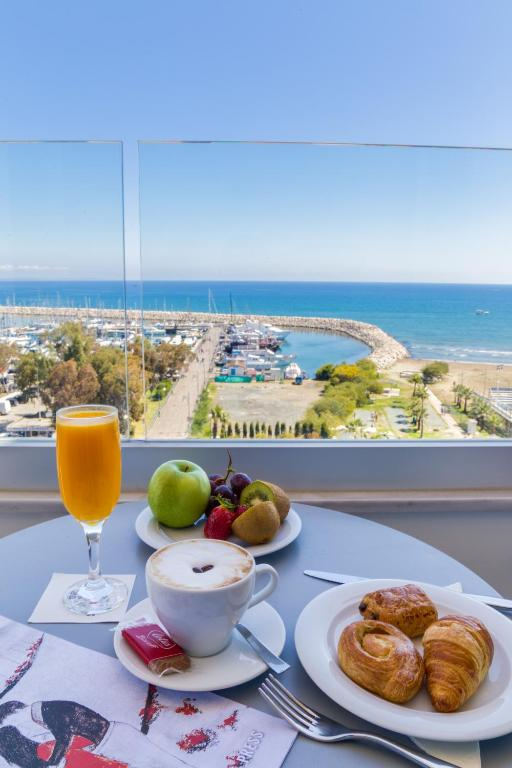 08.03 avion Bucuresti, Cipru - Zona Larnaca Larnaca, Sun Hall Hotel 675 EURO, 7 nopti, Mic dejun inclus