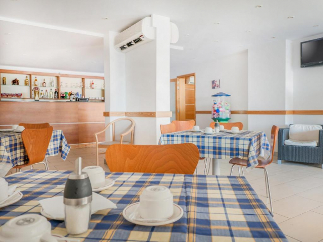 16.03 avion Bucuresti, Malta St. Paul's Bay, Qawra Point Holiday Complex 410 EURO, 7 nopti, Fara masa