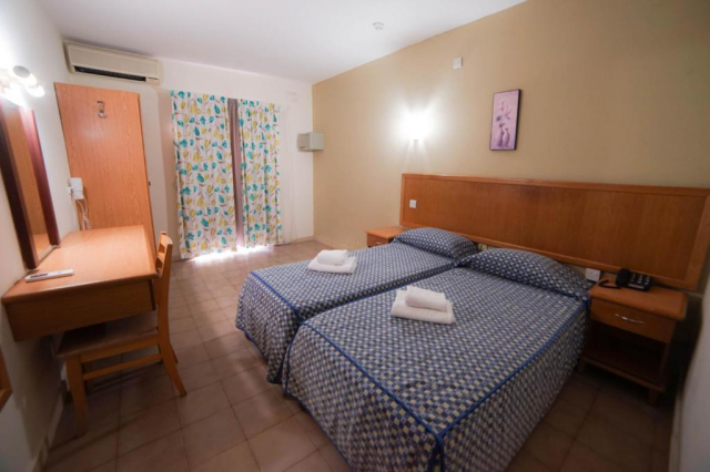 16.03 avion Bucuresti, Malta St. Paul's Bay, Qawra Point Holiday Complex 410 EURO, 7 nopti, Fara masa