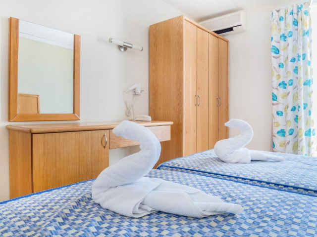 16.03 avion Bucuresti, Malta St. Paul's Bay, Qawra Point Holiday Complex 410 EURO, 7 nopti, Fara masa