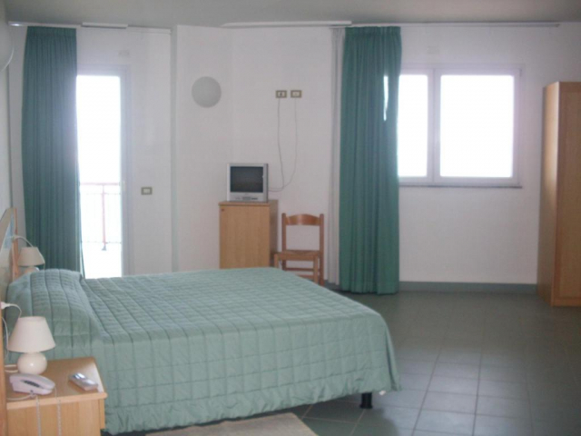 01.04 avion Bucuresti, Italia - Sardinia Alghero, Hotel Soleado 489 EURO, 7 nopti, Fara masa