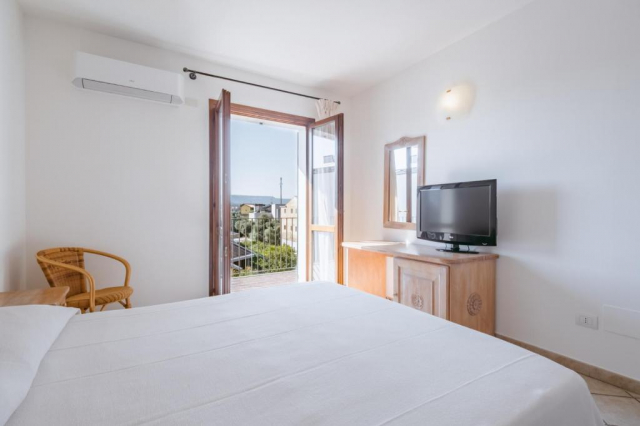 24.04 avion Bucuresti, Italia - Sardinia Alghero, Hotel Angedras 557 EURO, 7 nopti, Mic dejun inclus