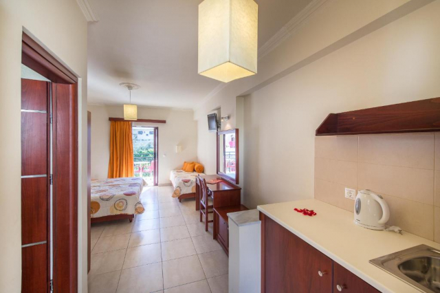 04.06 avion Bucuresti, Grecia - Zakynthos Laganas, Canadian Hotel 577 EURO, 7 nopti, Fara masa