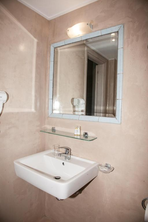 13.06 avion Bucuresti, Grecia - Kefalonia Lixouri, Palatino Hotel Lixouri 606 EURO, 7 nopti, Mic dejun inclus