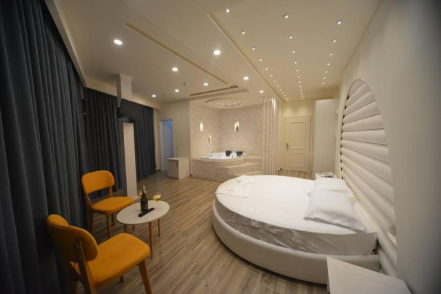 17.06 avion Bucuresti, Albania - Litoral Albania Golem, Hotel Elesio 587 EURO, 5 nopti, Mic dejun inclus