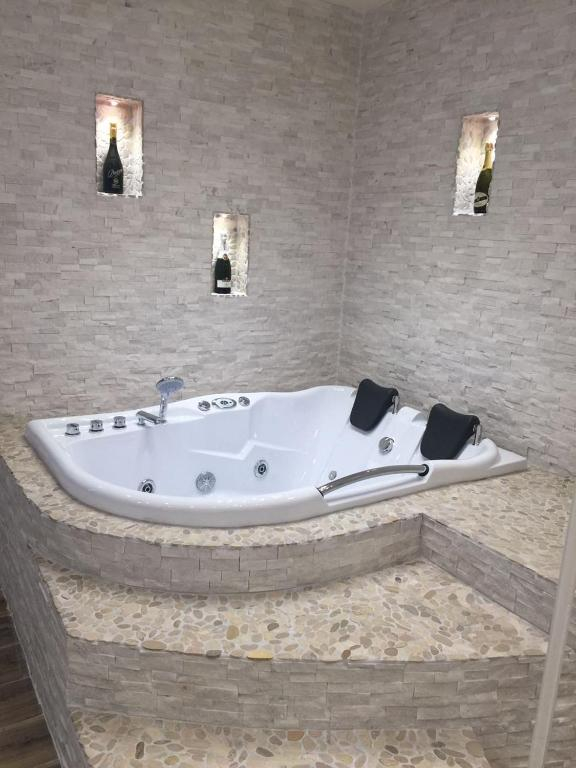 17.06 avion Bucuresti, Albania - Litoral Albania Golem, Hotel Elesio 587 EURO, 5 nopti, Mic dejun inclus