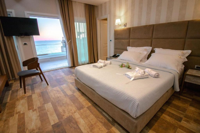 24.06 avion Bucuresti, Albania - Litoral Albania Durres, Hotel Blue Marine 577 EURO, 7 nopti, Mic dejun inclus